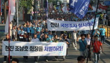 On day 2 of the "Hope Assembly," Hanjin workers head to Seoul Hanjin headquarters bearing signs reading "Withdraw Mass Dismissals!" Photo: June Shin (KMWU)